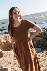 Vestido largo color marrón, de manga corta y cuello redondo. Confeccionado en viscosa bamboula.