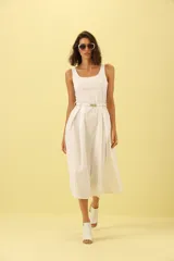 Vestido blanco midi con escote cuadrado, sin mangas y cinturón fino con hebilla dorada.