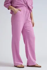 Pantalón de lino rosado de corte recto.