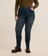 Pantalón de jeans skinny con lavado dirty, tiro alto, trabillas, cierre tradicional con botón interno para ajuste y bolsillos.
