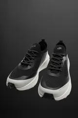 Zapatilla deportiva color crudo para uso diario y carreras ligeras. Parte superior de tejido de punto transpirable con puntera y talón recubiertos de material Shield Protect Max. Ajuste con cordones, tirador trasero y plantilla OrthoLite® extraíble. Entresuela con tecnología Spume Foam V3 y suela de goma.