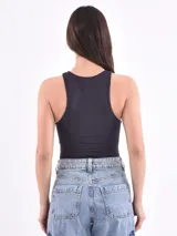 Body negro de lycra con cuello halter y espalda descubierta.