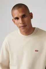 Buzo color crema de corte clásico con cuello redondo y logo de Levi's bordado en el pecho.