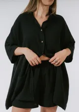 Short negro con cintura elástica, diseñado con un corte suelto.
