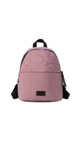 Mochila de tela color blanco con diseño capitoneado en la parte superior y textura tipo telar en la parte inferior. Tiene correas negras ajustables, asa superior y bolsillo frontal amplio. Incluye compartimento interno para iPad.
