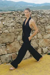 Sandalias planas doradas tipo cangrejeras con tiras finas entrecruzadas y cierre con hebilla ajustable en el tobillo.