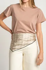 Pañuelo cuadrado de seda color beige con lunares blancos y borde negro.
