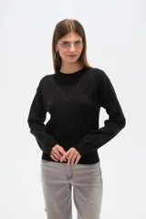 Sweater negro con cuello redondo y diseño de rombos grises.