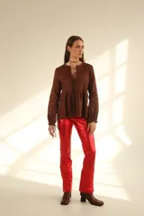 Blusa color chocolate de lino con cuello redondo y lazo ajustable.