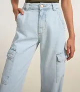 Pantalón de jean azul oscuro, corte recto y tiro alto, con bolsillos cargo laterales y cierre frontal con botón y cremallera.