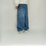 Pantalón de jean celeste, corte ultra baggy, con bolsillos cargo laterales y logo bordado en blanco.