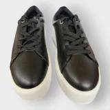 Zapatillas urbanas Champion Uni, color negro con suela blanca de plataforma. Confeccionadas en cuero sintético con ajuste de cordones.