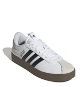 Championes Adidas VL Court 3.0, color blanco con detalles en negro y suela marrón. Inspirados en el skate, con capellada de cuero y gamuza, y suela vulcanizada para mayor agarre.