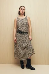 Vestido largo sin mangas con estampado animal print, escote redondo y corte con volado en el ruedo. Su silueta amplia y fluida ofrece movimiento y frescura, mientras que el tejido de viscosa aporta una textura suave y liviana.