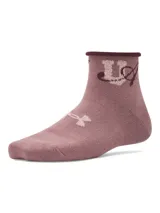 Pack de tres pares de medias Under Armour Essential para mujer, de corte tobillero, color blanco con detalles en rosa y celeste.