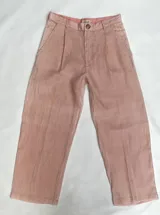 Pantalón rosado de lino, tiro alto, corte ancho, con bolsillos laterales y pinzas.
