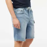 Bermudas de jean celeste con múltiples bolsillos, cintura con cordón ajustable y corte a la rodilla.