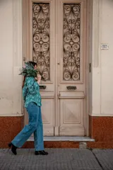 Camisa celeste con estampado de flores blancas, corte clásico, cuello camisero y mangas largas abullonadas.