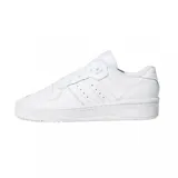 Zapatillas bajas de cuero blanco con tres franjas laterales características de adidas.