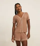 Conjunto de pijama corto color marrón, compuesto por una blusa de manga corta con botones y un short con cintura elástica y detalle de ribete blanco en cuello, ruedo y mangas.
