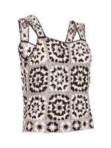 Musculosa tejida a crochet con cuadrados de la abuela en tonos marrón y beige.