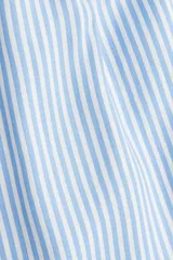 Mono corto de viscosa con estampado de rayas verticales azules y blancas. Presenta escote cuadrado, breteles con volados y elástico fruncido en la cintura.