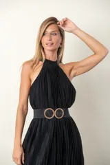 Mono de lurex plisado color negro, con cuello halter y corte ancho.