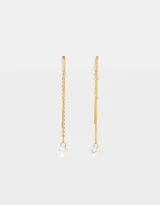 Aros colgantes largos con cadena bañada en oro y dije de strass con forma de cristal.