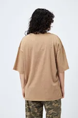 Remerón de manga corta color marrón con efecto lavado y estampa frontal de un caballo con texto estilo western.