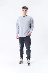 Buzo gris de corte clásico con felpa interna, diseñado para mayor comodidad.