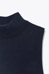 Top azul marino de tejido de punto con cuello halter y sisa.