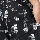 Short de baño negro con estampado de dibujos en blanco.