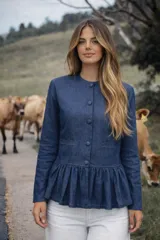 Chaqueta de denim azul con cuello mao, corte elegante, volados delicados y botones forrados en el mismo tejido.