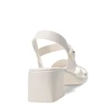 Sandalias de cuero sintético color beige, con tiras anchas cruzadas en el empeine, pulsera con hebilla al tobillo y taco cuadrado.