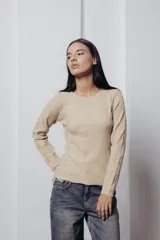 Sweater de punto beige con diseño en relieve y manga larga, ideal para un look moderno y cómodo.