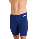 Traje de baño tipo jammer de natación Arena, color azul marino, ajustado al cuerpo y de largo hasta la rodilla. Presenta el logo de Arena en blanco en la parte superior derecha.