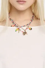 Collar corto de tres hilos: uno de cuentas de colores, otro de strass y otro de cadena dorada con dijes de animales marinos y aves tropicales.