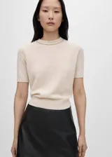 Jersey gris de punto fino con cuello redondo y mangas cortas.