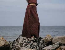 Pollera larga de viscosa con lurex color azul petróleo, con tajo lateral.