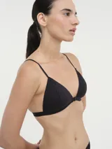 Sostén bralette triangular color gris melange, con breteles finos regulables y cierre frontal.
