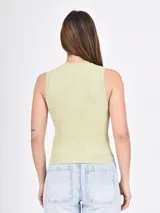 Musculosa de punto color lila, con cuello redondo y sisas anchas.