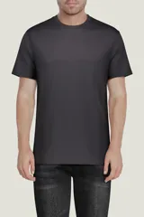 Remera de algodón color blanco con cortes rectos y diseño de estampado frontal.