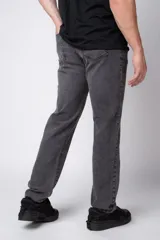 Pantalón jean azul de corte recto y ajuste relaxed fit, con bolsillos delanteros y traseros.