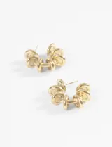 Aros de acero quirúrgico hipoalergénico plateados, con diseño de aros colgantes.