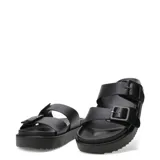 Sandalias negras con plataforma, tiras anchas y hebillas grandes plateadas.