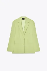 Blazer oversize color verde lima, con cuello solapa y mangas largas con hombreras. Tiene bolsillos delanteros y en el pecho, forro interior y cierre frontal multiposición.