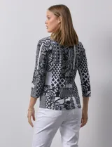 Blusa de algodón estampado en blanco y negro, marca Ruby Rd. con cuello a la base y escote en U, manga francesa.