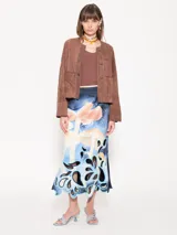 Pollera larga de satén bondeado doble con estampado personalizado y bordados de hilo con calados en el ruedo.