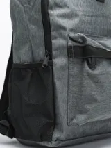 Mochila con estampado tie-dye en tonos grises y blancos, con bolsillo frontal con cierre y logo "Forum Active" estampado. Incluye bolsillo lateral de red para botella.