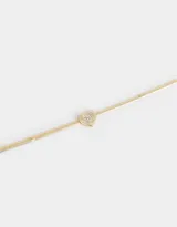 Pulsera dorada de cadena cola de ratón con dije de corazón adornado con strass y cierre de mosquetón.